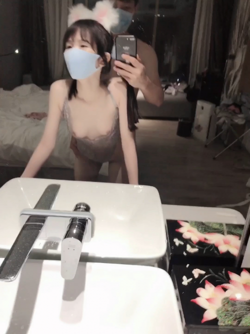 [MP4/682MB] 【最纯粹最极品的丝袜美腿】身体很敏感的 家庭瑜伽老师漂亮小姐姐，高挑的身材柔软的身体，丝袜上破个洞，一字马解锁各种姿势