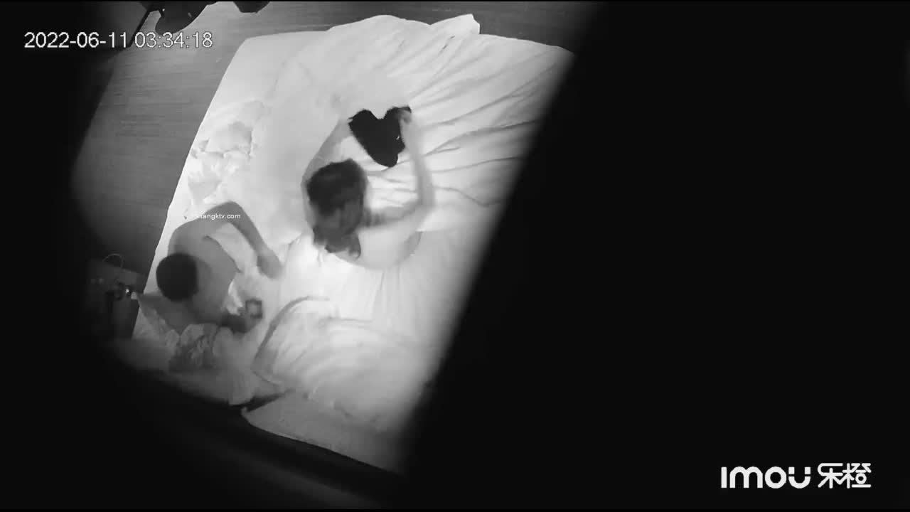 [MP4/ 2.42G] 最新酒店监控大学城学生房偷拍才破处的学妹被学长疯狂的草只顾自己爽不懂怜香惜玉