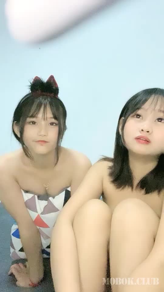 [MP4/ 835M] 極品童顏OO後姐妹花,身材苗條,發育不錯,年紀不大,人卻很臊,兩個小浪蹄子