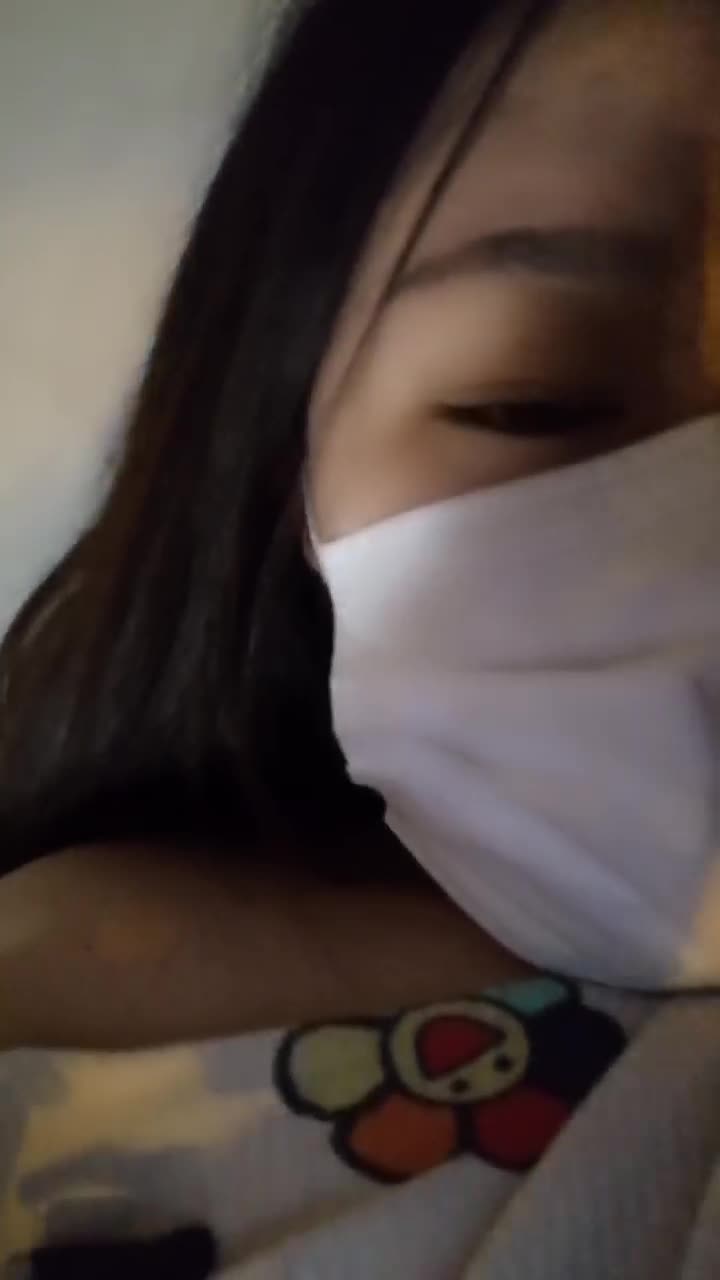 [MP4/ 518M] 在学校水多多，学生妹找到了赚钱新途径，宿舍抠逼，跳蛋高频水汪汪刺激