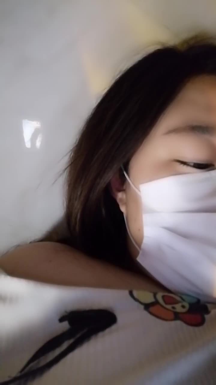 [MP4/ 518M] 在学校水多多，学生妹找到了赚钱新途径，宿舍抠逼，跳蛋高频水汪汪刺激