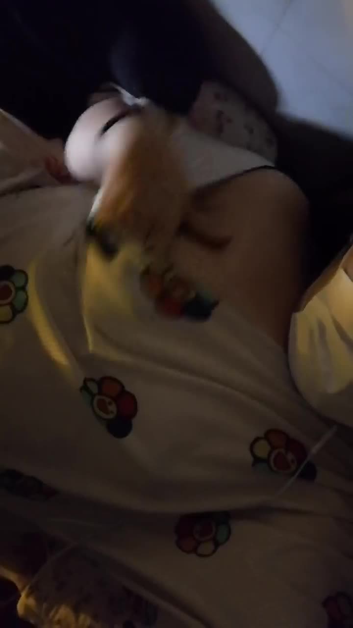 [MP4/ 518M] 在学校水多多，学生妹找到了赚钱新途径，宿舍抠逼，跳蛋高频水汪汪刺激