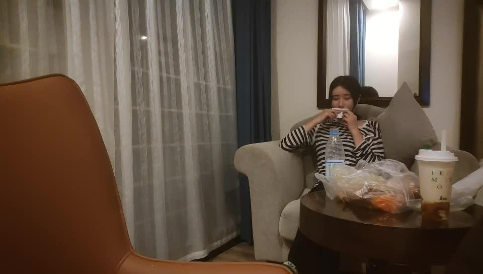 [MP4/ 1.62G] 绝顶枪王之王最近聊的良家美女，妹子很羞涩一直喊不好意思，骑乘位爆操骚穴