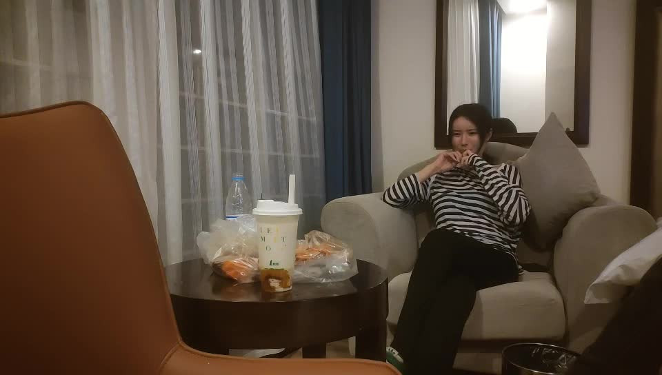 [MP4/ 1.62G] 绝顶枪王之王最近聊的良家美女，妹子很羞涩一直喊不好意思，骑乘位爆操骚穴