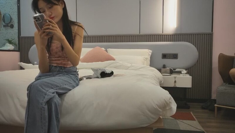 [MP4/812MB] 極品清純少女，3000一炮，大圈00後女神，堅挺美乳，沙發後入，高潮叠起