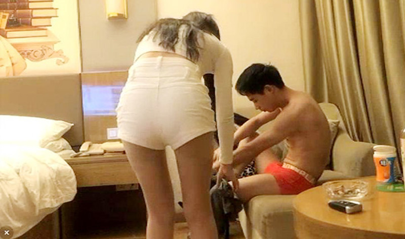 [MP4/1560MB] 猛男小哥雙飛兩個長得還不錯的少婦，皇帝版的感覺啊左擁右抱的，兩手都要抓，兩手都要硬