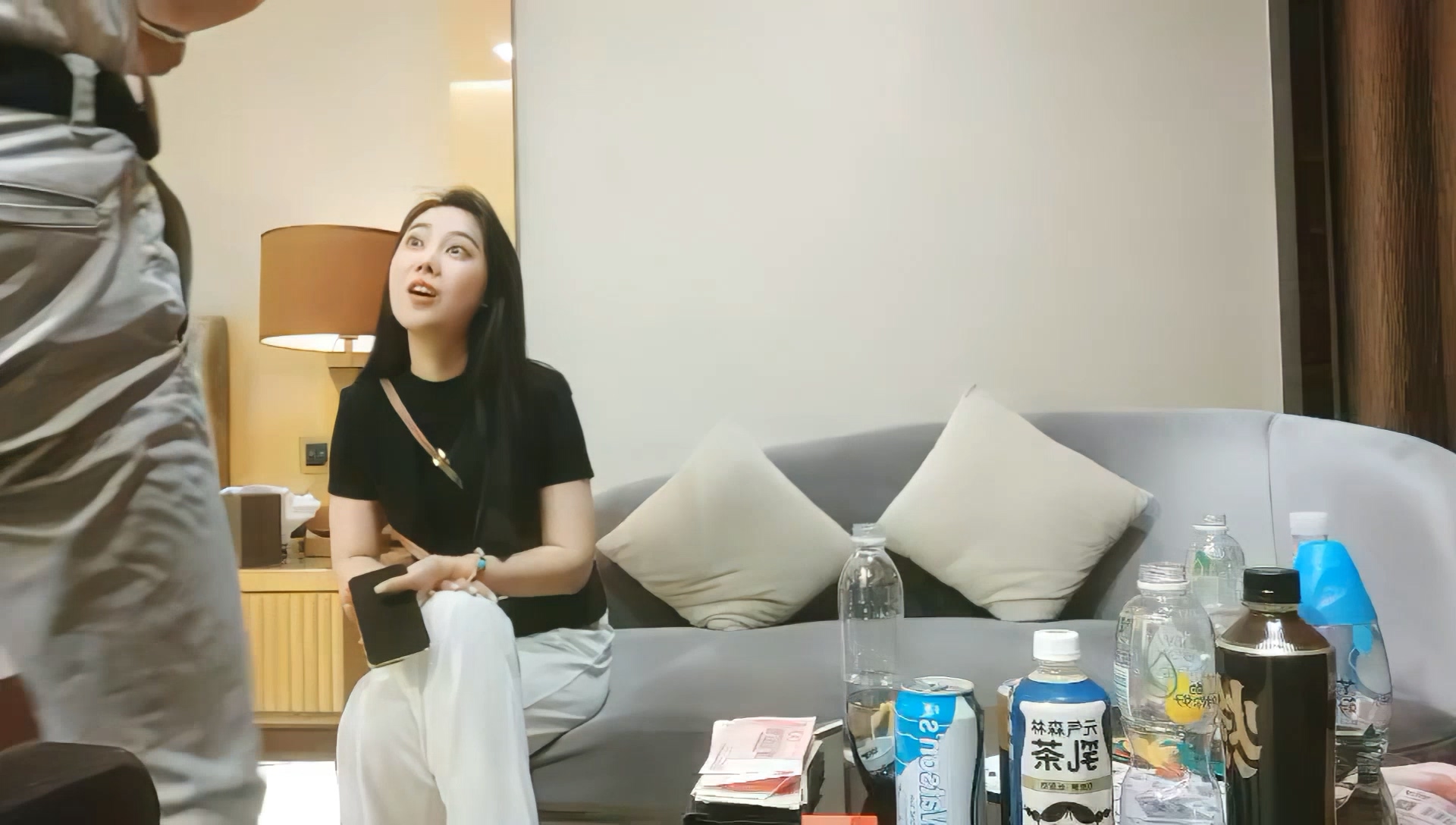 [MP4/1057MB] 深夜黑衣甜美外围妹，翘起屁股口交摸逼，扶着大屁股后入，妹子受不了呻吟娇喘