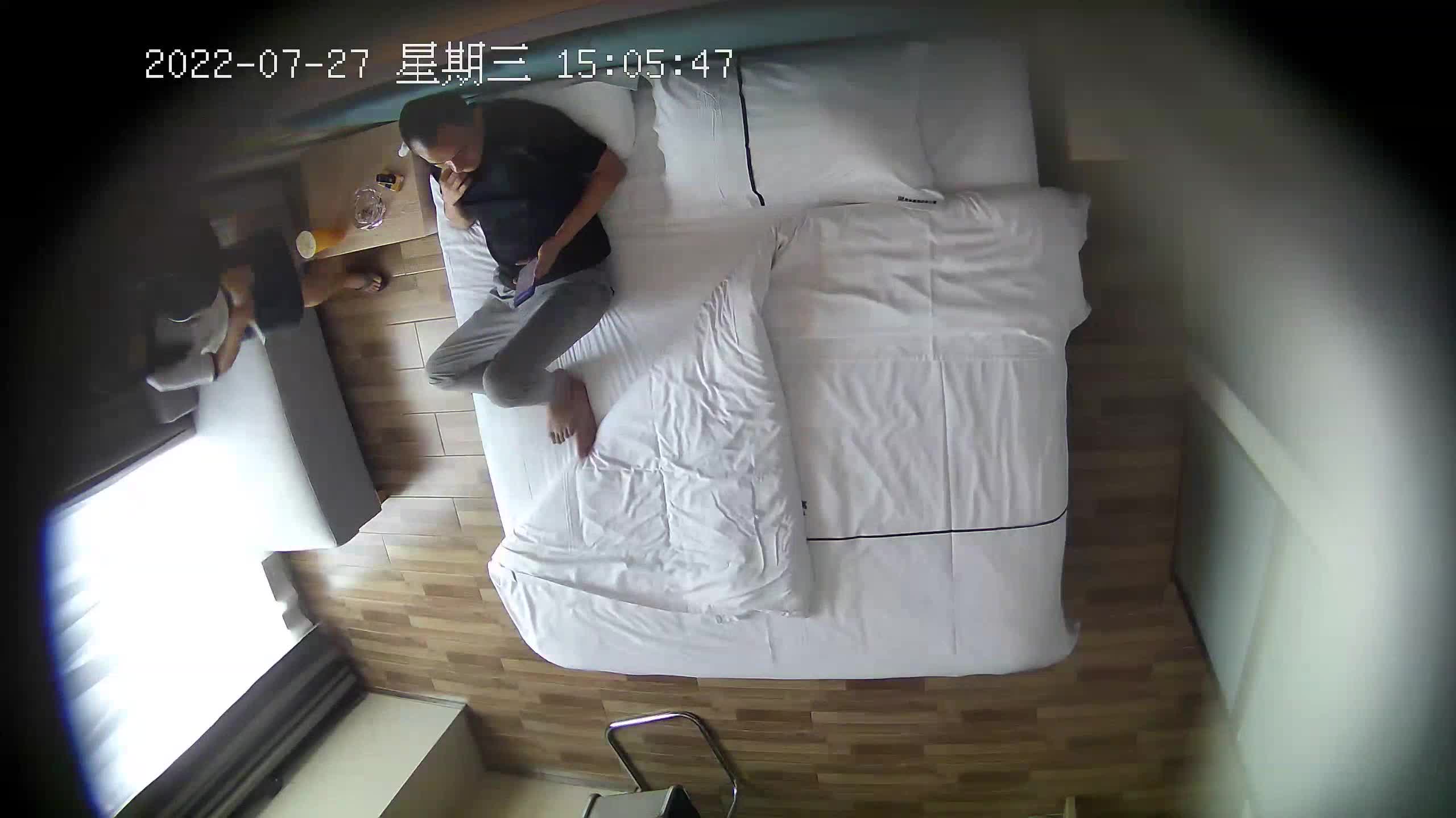 [MP4/ 993M] 最新流出美驿嘉酒店安防摄像头偷拍 欲姐少妇偷汉吃着外卖坐沙发聊天也想被草