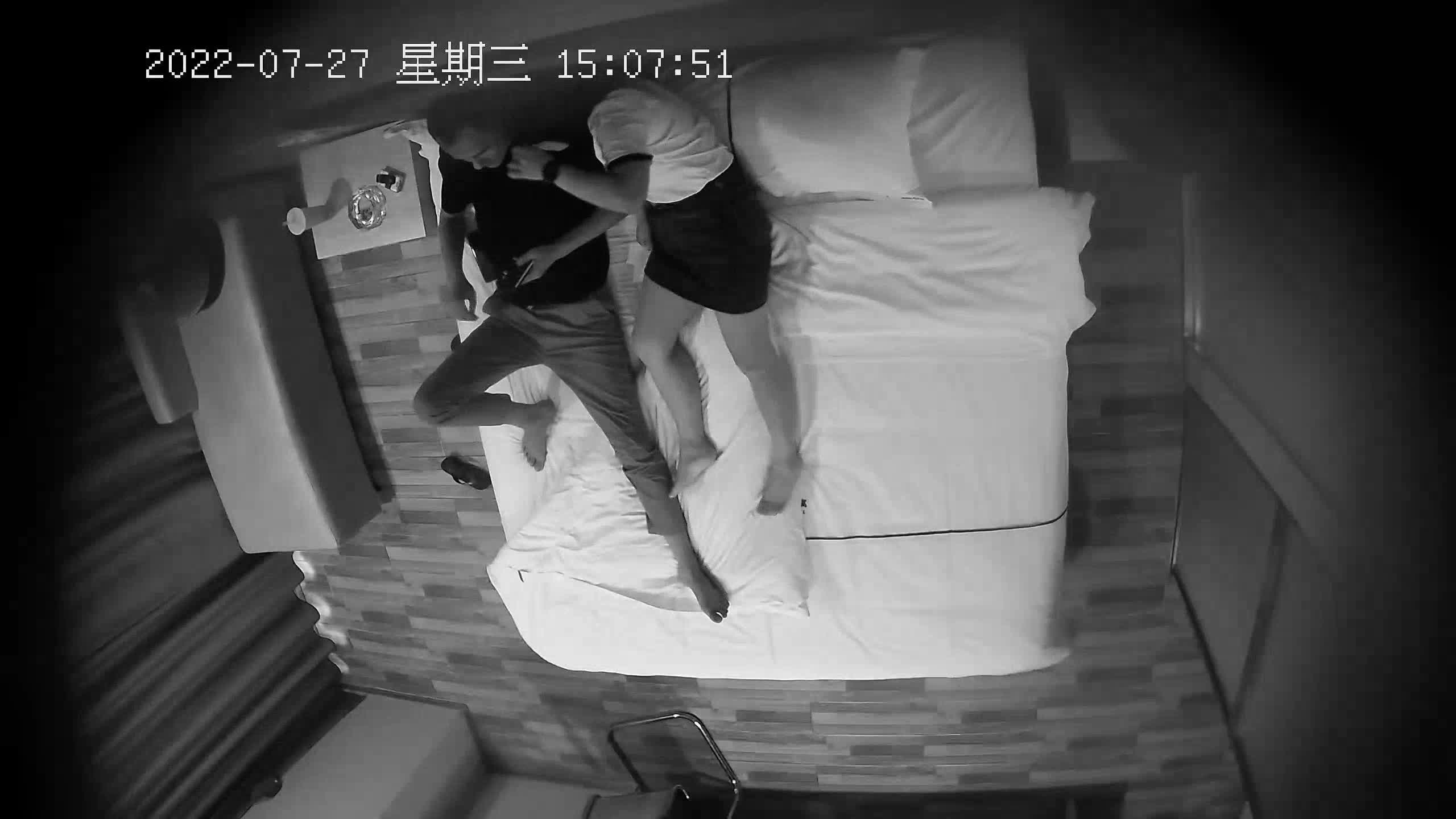 [MP4/ 993M] 最新流出美驿嘉酒店安防摄像头偷拍 欲姐少妇偷汉吃着外卖坐沙发聊天也想被草