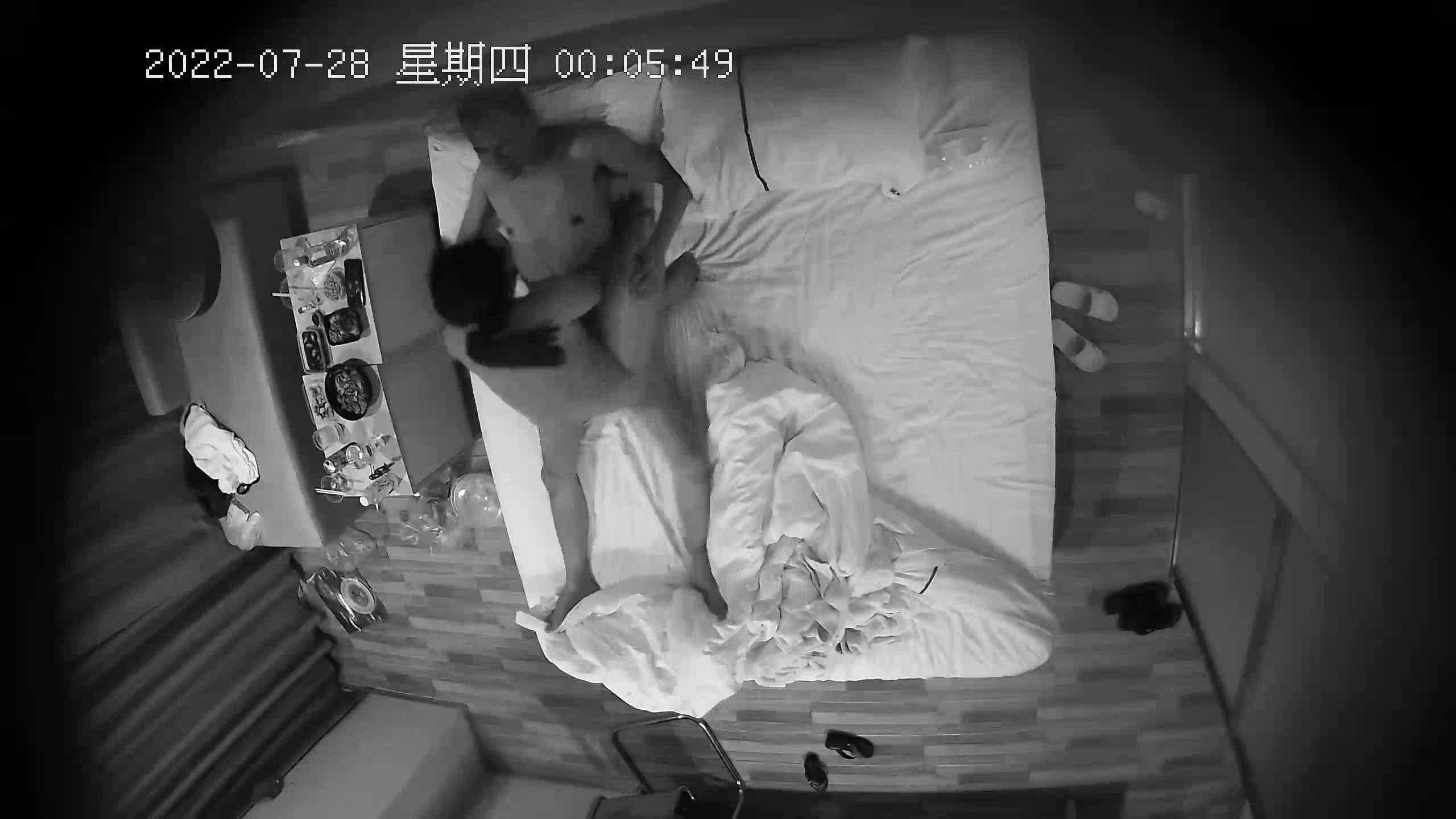 [MP4/ 993M] 最新流出美驿嘉酒店安防摄像头偷拍 欲姐少妇偷汉吃着外卖坐沙发聊天也想被草