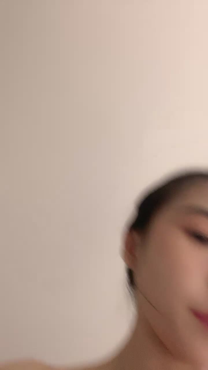 [MP4/ 1020M] 80多斤妹子月月嗷洗完澡和炮友操逼，多毛骚穴自摸，抓起大屌舔弄，主动骑乘一上一下