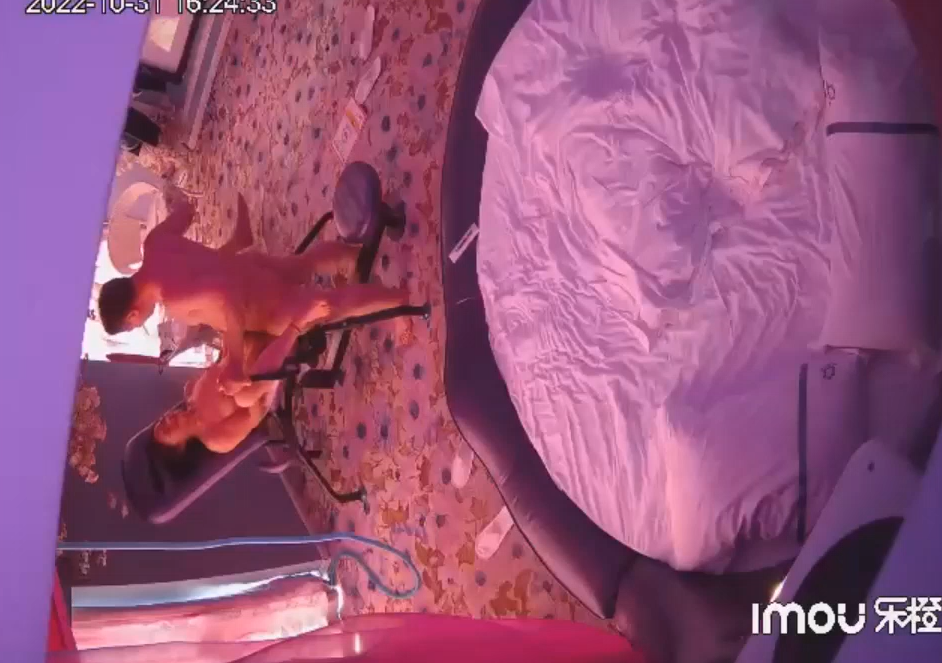 [MP4/139MB]2022-10-31酒店偷拍爱舔逼的大叔一顿操作搞的少妇淫水弄湿了床单，大战三百回合