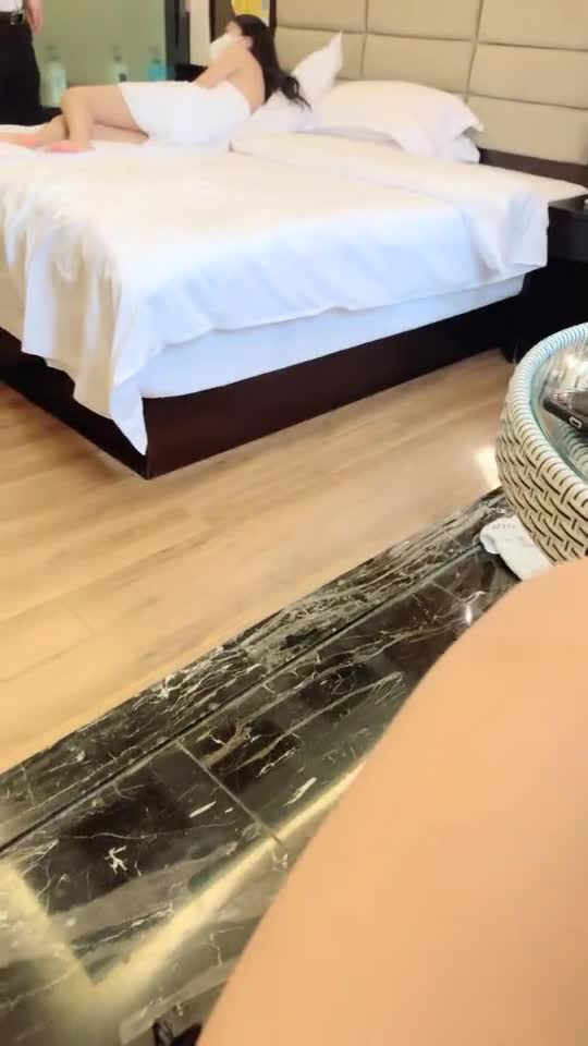 [MP4/ 453M] 新片速递周导的夏天女大学生挣钱堕胎约男技师上门服务闺蜜偷拍结果在浴室就干起来了