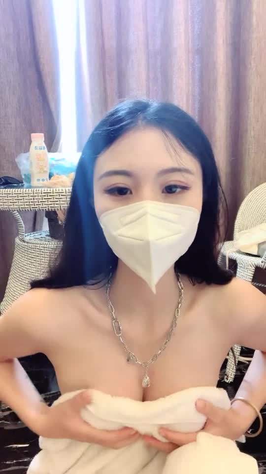 [MP4/ 453M] 新片速递周导的夏天女大学生挣钱堕胎约男技师上门服务闺蜜偷拍结果在浴室就干起来了