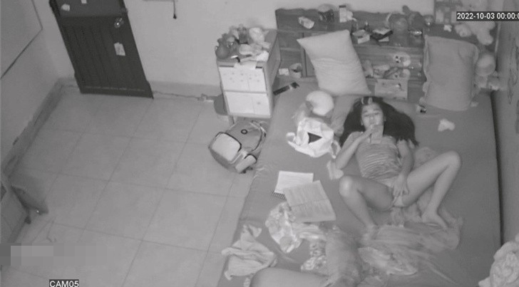 [MP4/680MB]【家用摄像头】一个人的时候寂寞难耐自己玩小逼自慰2老公不在家 美少妇自慰玩穴