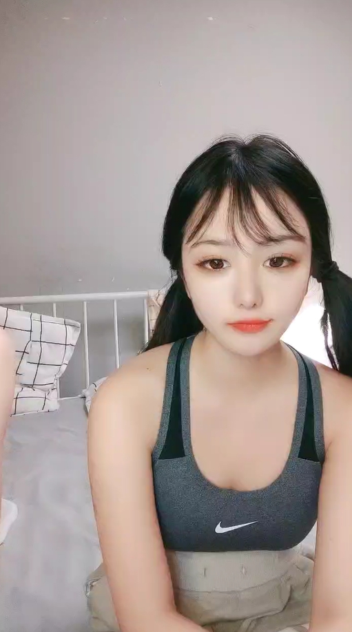 双马尾网红牙套妹！和炮友居家操逼！拿出假屌自慰插穴 掰穴骚逼大屌插入-小酒楼