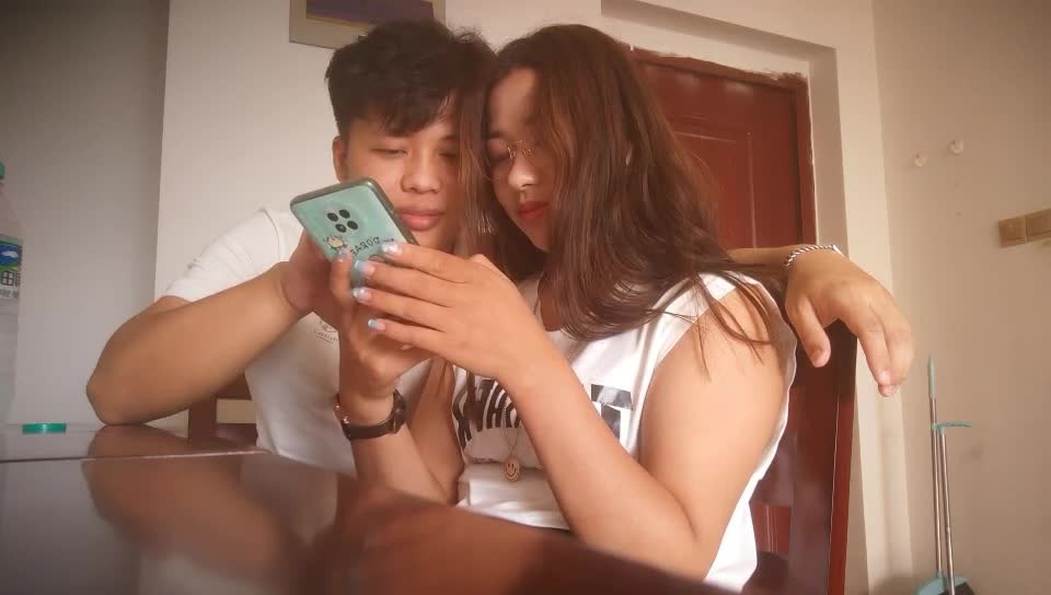 [MP4/ 1.08G] 69嗨哥探花，相亲平台认识的小姐姐，28岁大眼睛，逼逼还是粉粉的，羞涩一笑被暴插