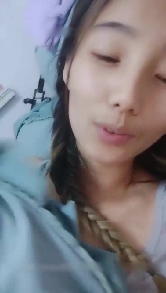 俩麻花大辮良家骚货下海,毛毛浓密诱人掰開双腿才能看到花蕊粗大工具刺激阴蒂