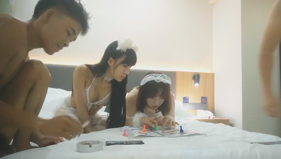 [MP4/1119MB] 約小夫妻4P交換！不盡興再來一場，白色網襪情趣裝，一起懟著騷穴激情猛操-小酒楼