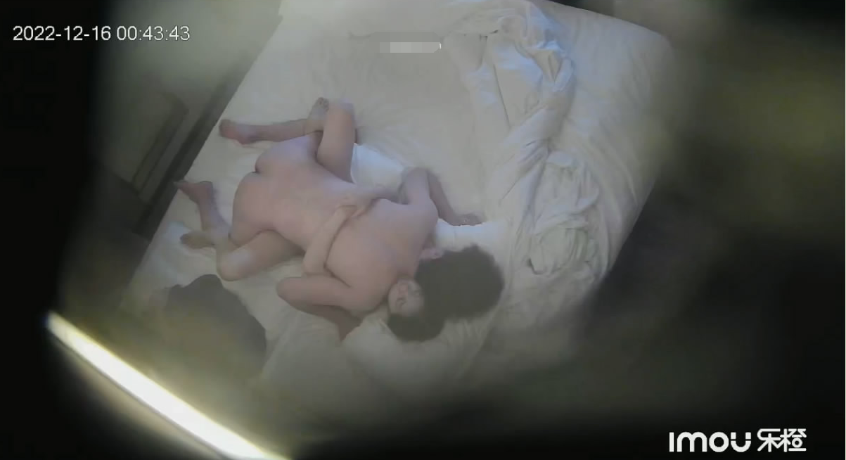 [MP4/684MB]2022-12-16-18酒店偷拍两对年轻情侣做爱，小哥一大簇鲜花把妹子搞到手了