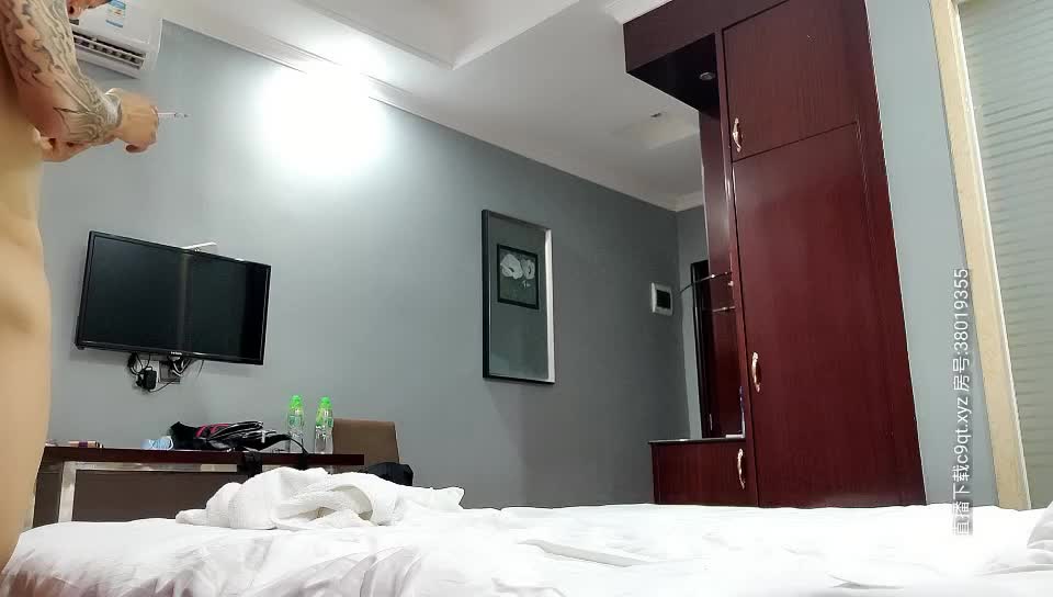 [MP4/ 1.58G] 大神辣手摧花坤哥酒店约炮偷拍带徒弟和妹子3P大战