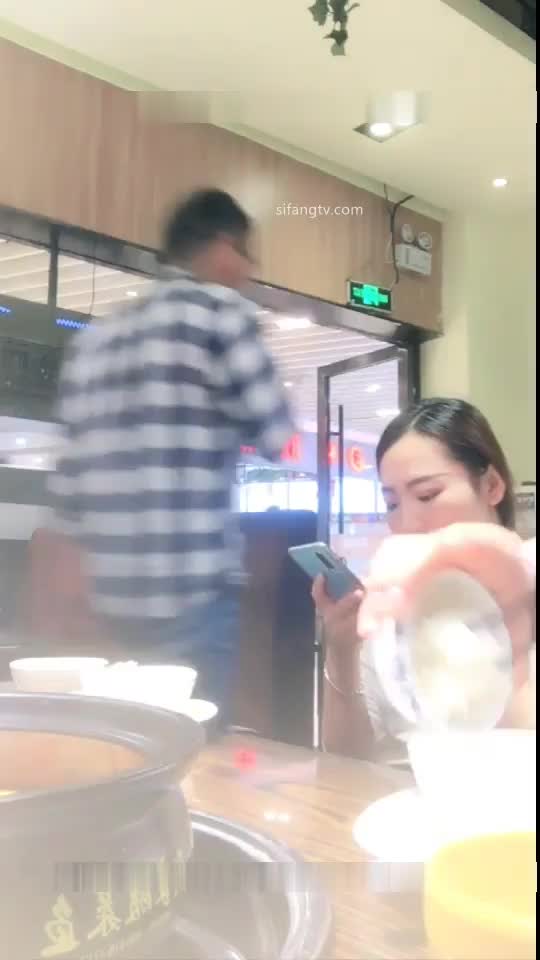 [MP4/ 2.39G]  帅气直播男搭讪性感美女 邀请一起吃饭唱K带到酒店啪啪