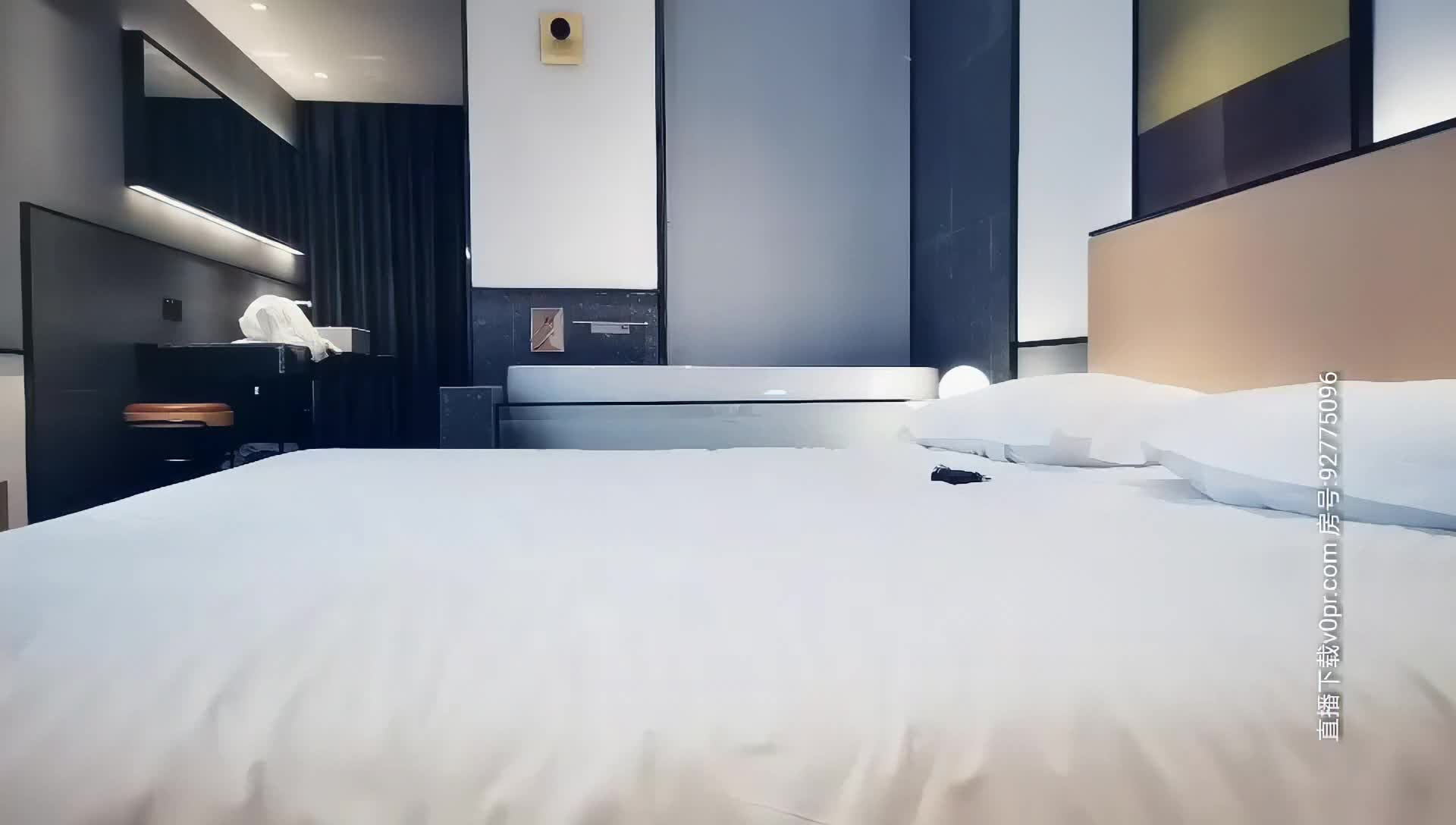 [MP4/ 1.29G]&nbsp;&nbsp;性格超好兼职美御姐 舌吻扣穴舔屌 张开双腿爆插 扶大屁股后入撞击猛操