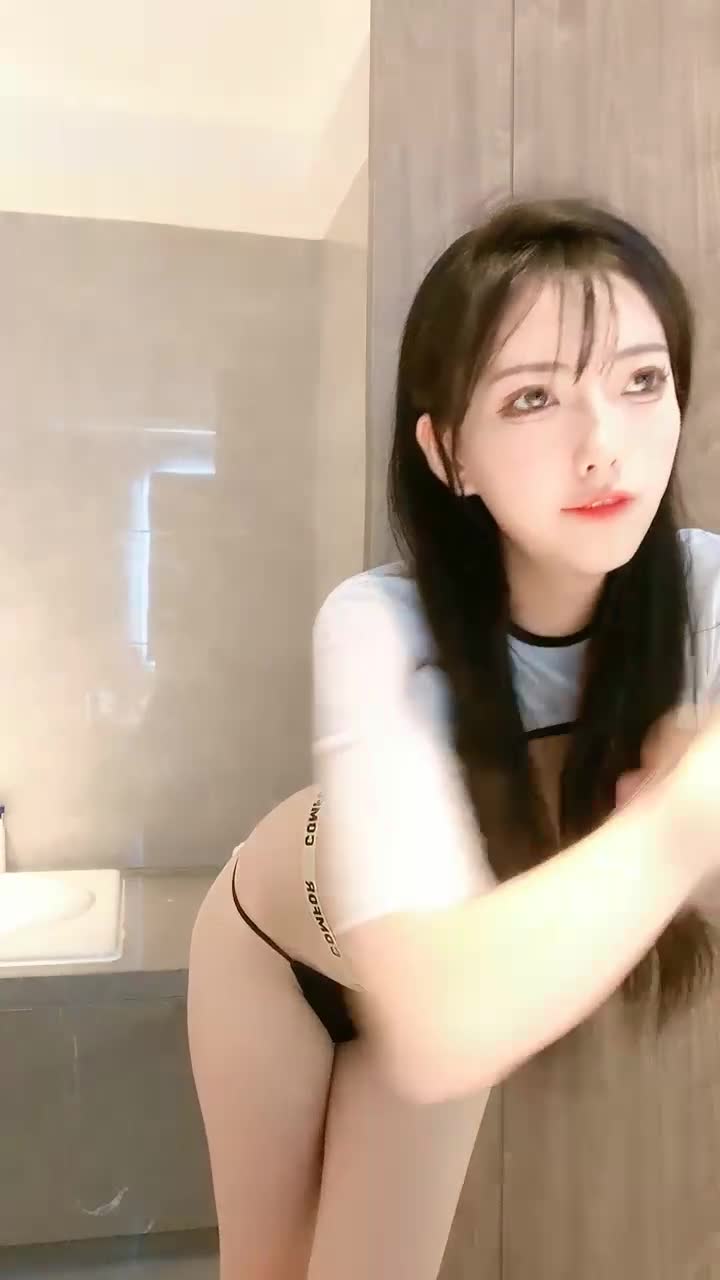 [MP4/ 289M]  顶级网红女神来袭！浴缸湿身极度诱惑！性感情趣露奶装，坐在浴缸里玩水，自摸扣穴