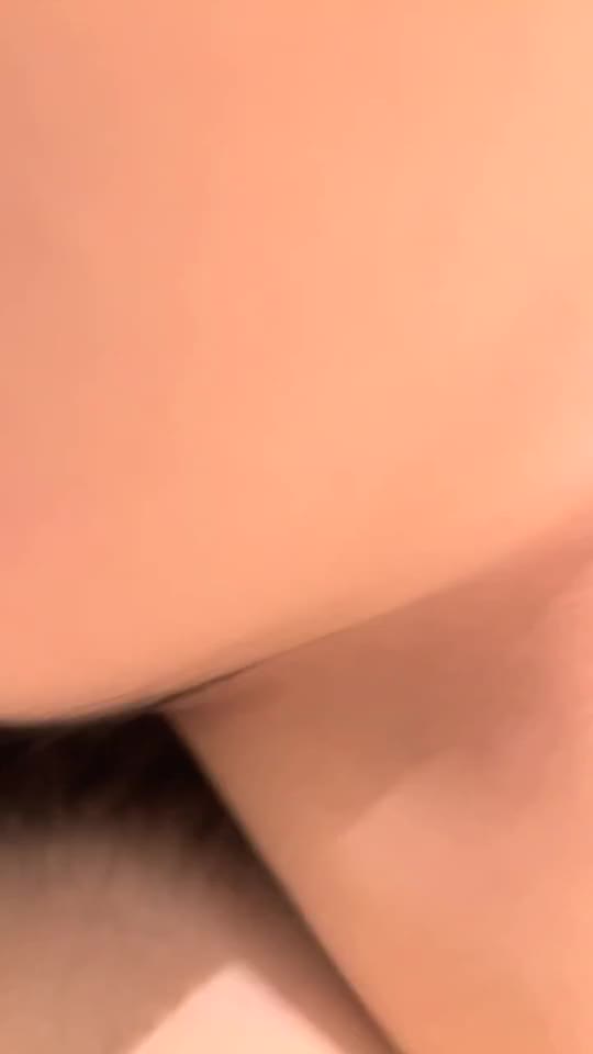 [MP4/ 972M]&nbsp;&nbsp;黑丝美腿18小萝莉，被小哥无情输出，摄影小哥旁边观战，掏出奶子拉扯奶头