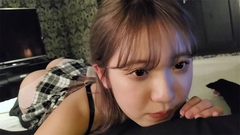 [MP4/1252MB] 可爱漂亮18岁大眼嫩妹，JK制服开档白丝，小穴太紧美眉要哭了尖叫狂抓枕头