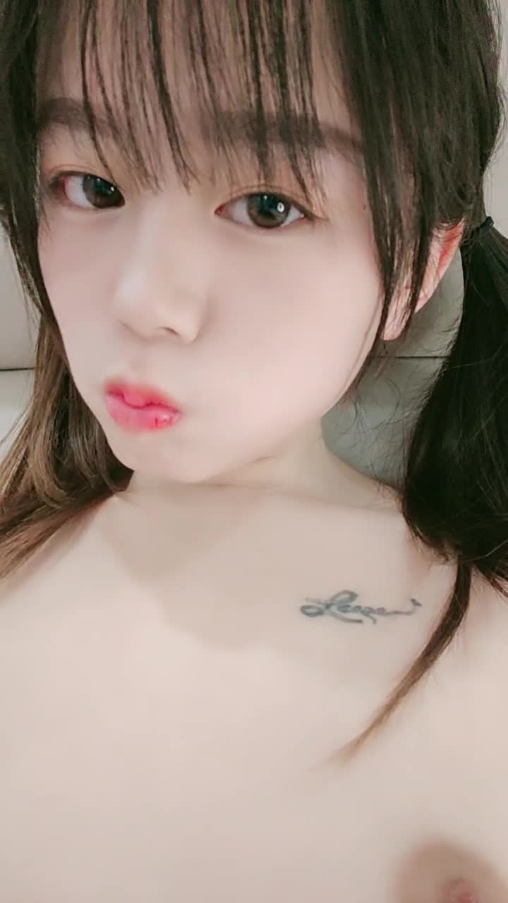 [MP4/ 1.81G]&nbsp;&nbsp;年轻小萝莉制服白丝情趣跟大哥激情啪啪，揉奶抠逼特写展示给狼友看，交足交大鸡巴