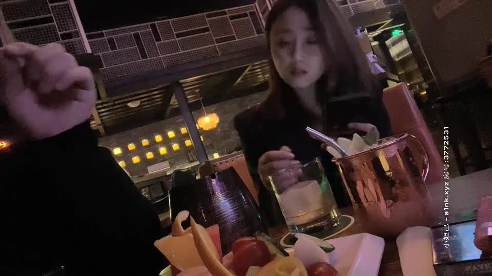 [MP4/ 2.37G]  帅哥酒吧钓了个颜值超高的御姐，带回酒店灌酒让她喝多了，趁机上