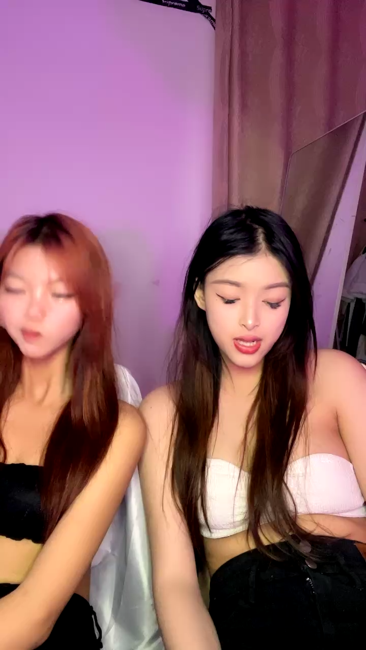 妖豔00後美少女！苗條身材炮友操逼！潤滑油抹騷穴，手指扣入嬌喘呻吟，第一視角抽插，近距離特寫