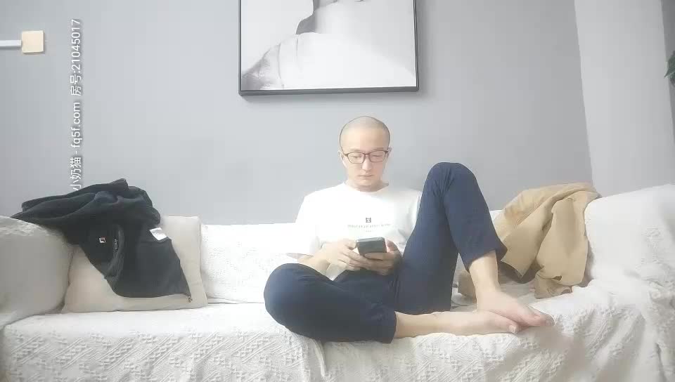 [MP4/ 2.22G]&nbsp;&nbsp;眼镜光头佬网约人妻长腿少妇超近拍摄，隔着内裤揉穴调情，手指扣弄舔逼，穿着高跟鞋特写正入 - 截图11