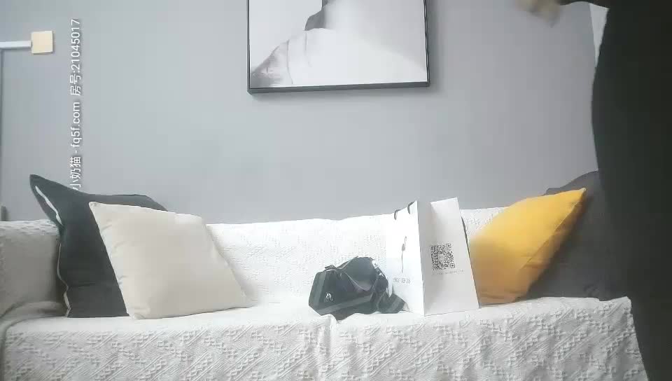 [MP4/ 2.22G]&nbsp;&nbsp;眼镜光头佬网约人妻长腿少妇超近拍摄，隔着内裤揉穴调情，手指扣弄舔逼，穿着高跟鞋特写正入 - 截图2