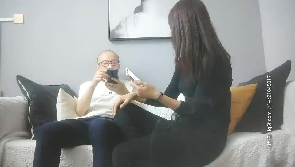 [MP4/ 2.22G]&nbsp;&nbsp;眼镜光头佬网约人妻长腿少妇超近拍摄，隔着内裤揉穴调情，手指扣弄舔逼，穿着高跟鞋特写正入 - 截图4