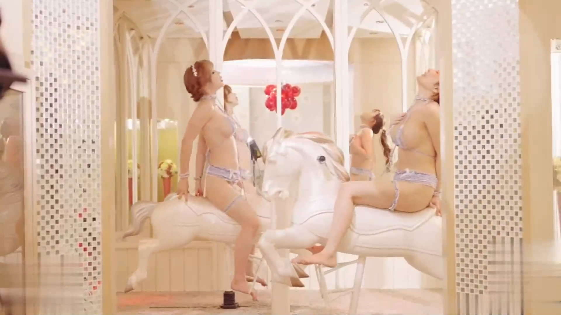 [MP4/415MB] 梦幻女神辛尤里诸葛马骑乘升天淫荡爆爽+红人妮可开档红色皮衣顶宫爆肏波涛胸涌一身浓精