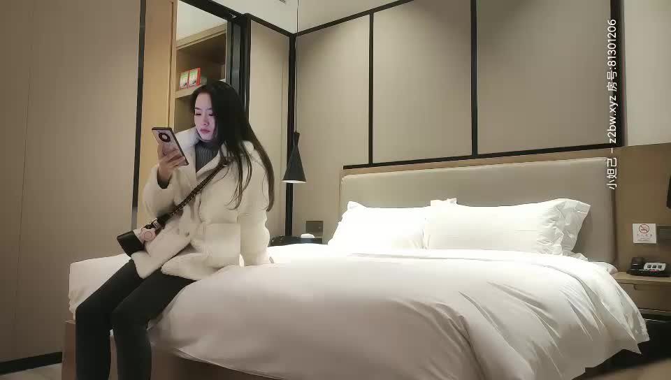 [MP4/ 915M]&nbsp;&nbsp;长相非常甜美的邻家妹子，脱光衣服显露出顶级身材，数一数二的极品蜜臀 - 截图2