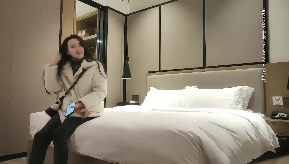 [MP4/ 915M]&nbsp;&nbsp;长相非常甜美的邻家妹子，脱光衣服显露出顶级身材，数一数二的极品蜜臀-小酒楼