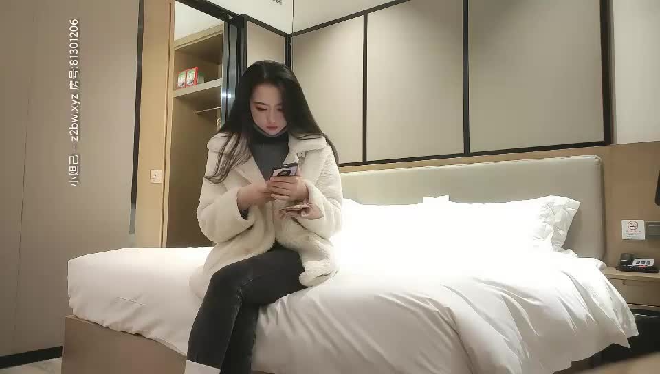 [MP4/ 915M]&nbsp;&nbsp;长相非常甜美的邻家妹子，脱光衣服显露出顶级身材，数一数二的极品蜜臀 - 截图3
