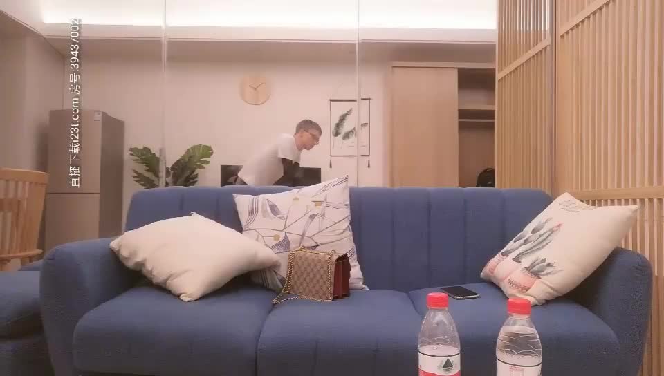 [MP4/ 1.43G]&nbsp;&nbsp;经典3P场双倍价格约168CM美女，两男一女激情爆操，撩起包臀裙前后夹击 - 截图2