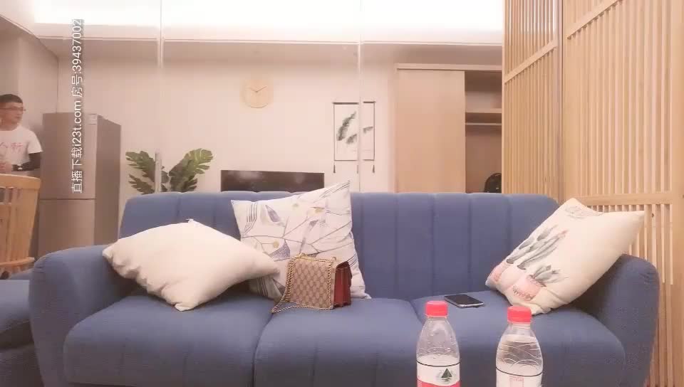 [MP4/ 1.43G]&nbsp;&nbsp;经典3P场双倍价格约168CM美女，两男一女激情爆操，撩起包臀裙前后夹击 - 截图3