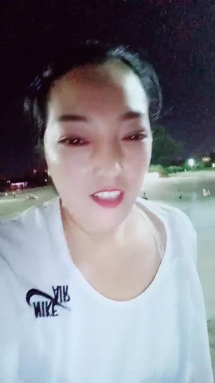 [MP4/ 2.05G] 户外群战骚逼少妇，全程露脸大广场真空装，逼里塞着跳蛋玩弄大黑牛