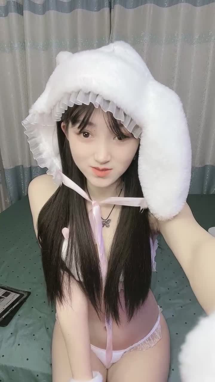 [MP4/ 2.23G] 04年小情人！极品尤物美少女！被胖大叔玩穴爆操，性感吊带黑丝，骑乘位抽插，后入美臀 - 截图3