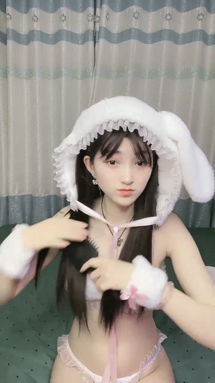 [MP4/ 2.23G] 04年小情人！极品尤物美少女！被胖大叔玩穴爆操，性感吊带黑丝，骑乘位抽插，后入美臀 - 截图6