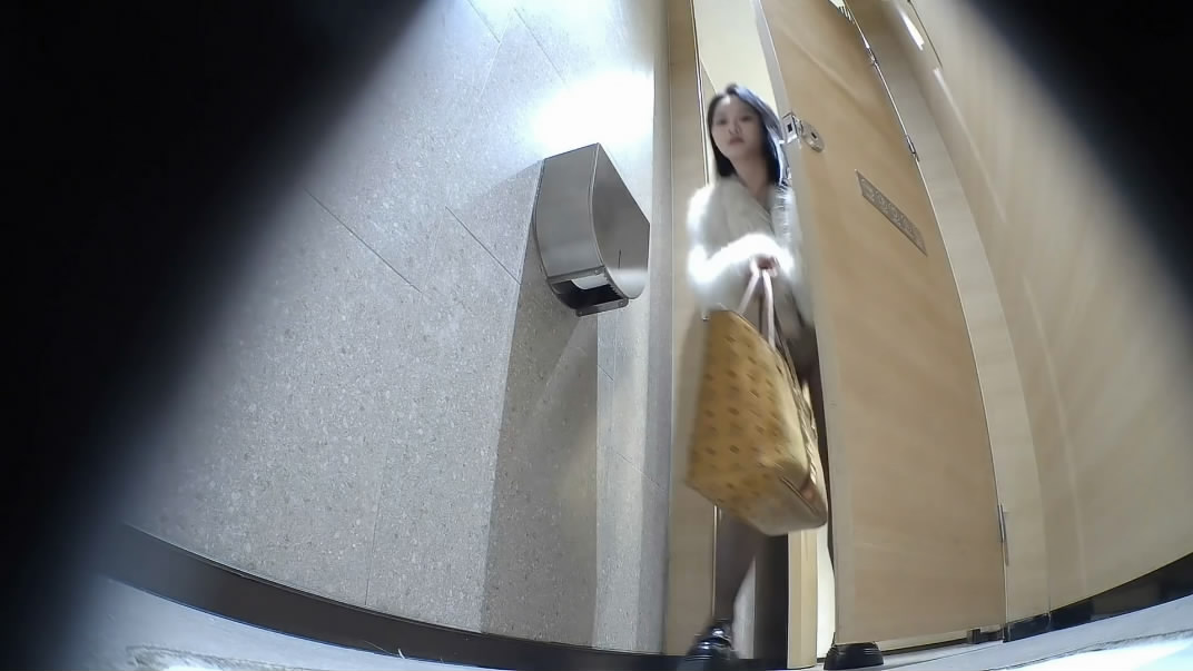 ❤️❤️❤️约炮大神「狠台北」室友有难出屌相救干爆她的多汁肥臀