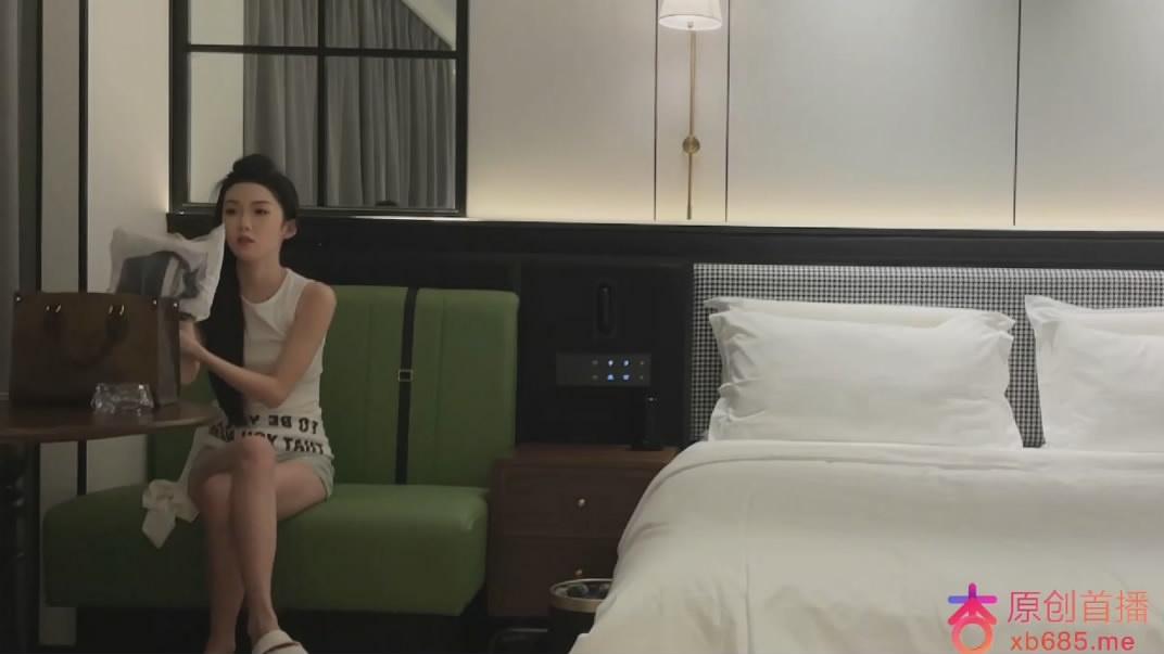 ❤️❤️❤️麻豆傳媒淩薇MD-0153黑絲美腿淫亂盛宴,新人性感3P首秀