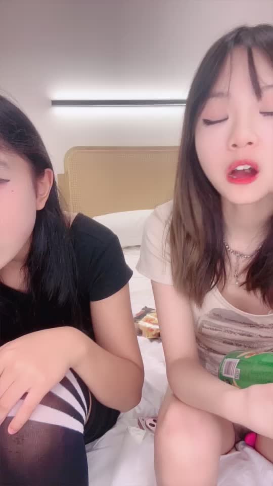 [MP4/ 1.77G] 8月新品，震撼现场，超淫10P阵容，小月回归新姐妹加入 - 截图2
