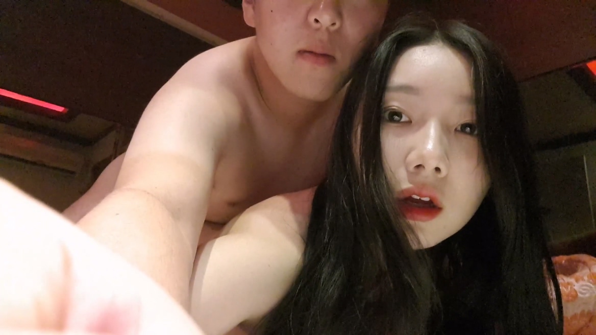 ❤️❤️❤️宝马车上玩别人的老婆，风骚人妻，露脸口交啪啪，偷情的感觉真是刺激