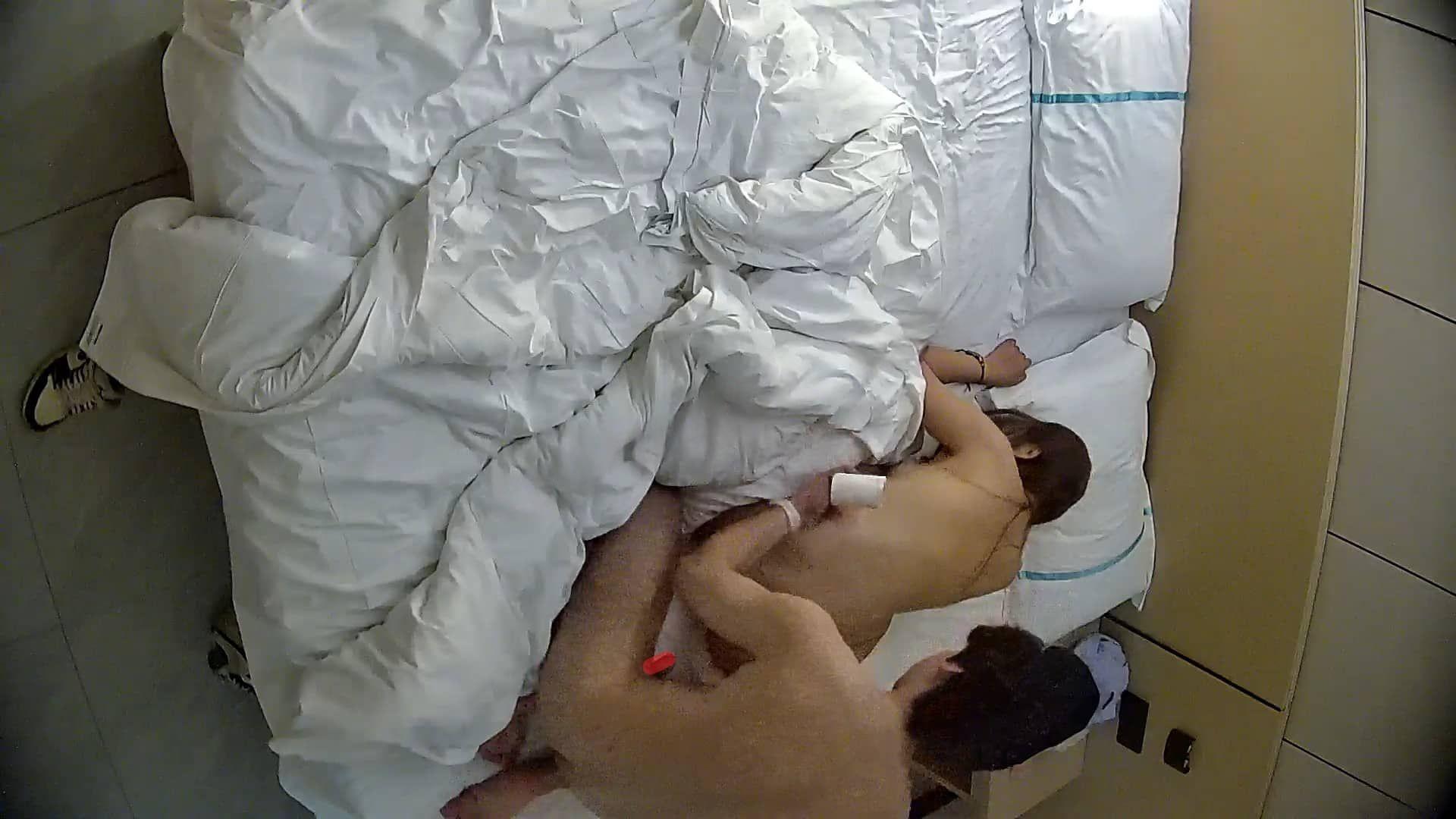 ❤️❤️❤️06年的可愛小甜妹操到中途太累了還跑去抽根煙抽完之後就狠狠的操到她叫爸爸別停